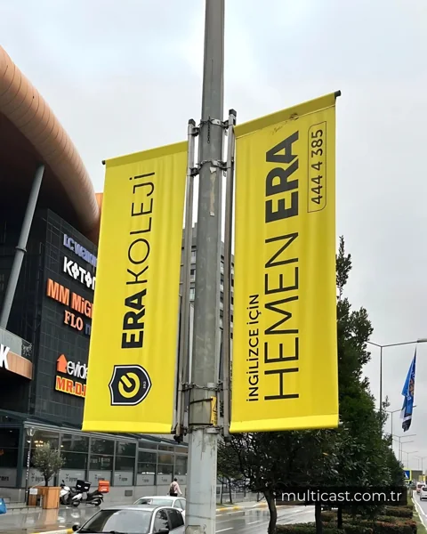 Direk üzerinde sarı reklam bayrakları
