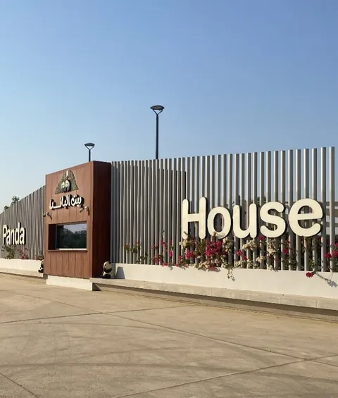 Cephe üzerinde büyük harf tabela