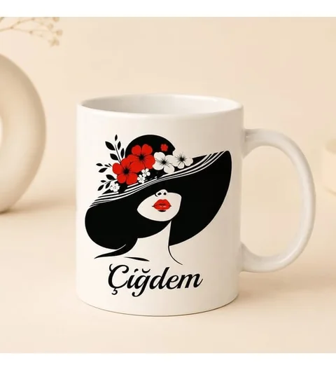 Çiçekli tasarım ve isim baskılı beyaz kupa